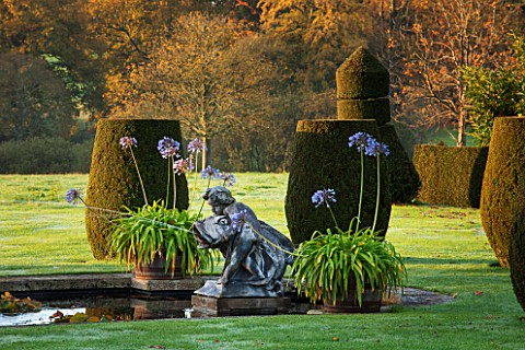 HOLE_PARK_KENT_FORMAL_ITALIAN_POOL__POND_GARDEN_IN_FRONT_OF_THE_HOUSE_WITH_FOUNTAINS_AGAPANTHUS_HOLE
