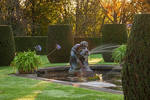 HOLE_PARK_KENT_FORMAL_ITALIAN_POOL__POND_GARDEN_IN_FRONT_OF_THE_HOUSE_WITH_FOUNTAINS_AGAPANTHUS_HOLE