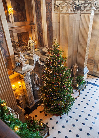 CASTLE_HOWARD_YORKSHIRE_CHRISTMAS__THE_GREAT_HALL_DECORATED_FOR_CHRISTMAS_WITH_CHRISTMAS_TREE_AND_BA