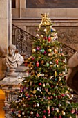 CASTLE HOWARD, YORKSHIRE: CHRISTMAS - THE GREAT HALL DECORATED FOR CHRISTMAS WITH CHRISTMAS TREE AND BAUBLES - DECORATIVE, ORNAMENT, FESTIVE, WINTER, NOVEMBER
