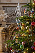 CASTLE HOWARD, YORKSHIRE: CHRISTMAS - THE GREAT HALL DECORATED FOR CHRISTMAS WITH CHRISTMAS TREE AND BAUBLES - DECORATIVE, ORNAMENT, FESTIVE, WINTER, NOVEMBER