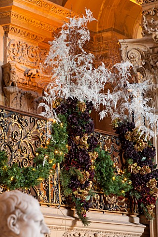 CASTLE_HOWARD_YORKSHIRE_CHRISTMAS__THE_BALCONY_OF_THE_GREAT_HALL_DECORATED_FOR_CHRISTMAS__GARLANDS_A