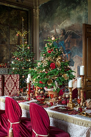 CASTLE_HOWARD_YORKSHIRE_CHRISTMAS__DINING_ROOM_IN_THE_HIGH_SALOON_DECORATED_FOR_CHRISTMAS_WITH_CANDL