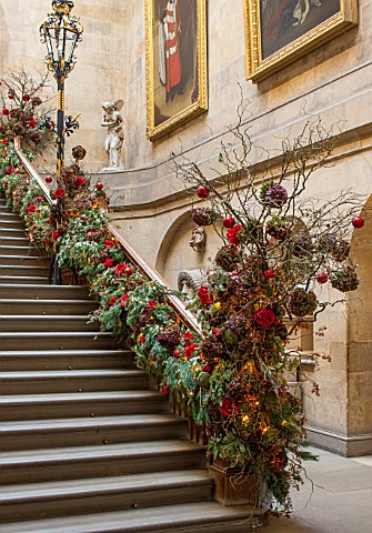 CASTLE_HOWARD_YORKSHIRE_CHRISTMAS__THE_GRAND_STAIRCASE_DECORATED_FOR_CHRISTMAS__DECORATIVE_ORNAMENT_