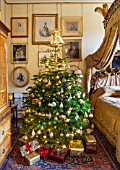 CASTLE HOWARD, YORKSHIRE: CHRISTMAS - LADY GEORGIANAS BEDROOM DECORATED FOR CHRISTMAS WITH A CHRISTMAS TREE - DECORATIVE, ORNAMENT, WINTER, NOVEMBER