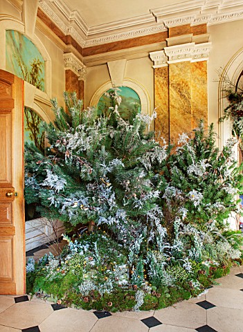 CASTLE_HOWARD_YORKSHIRE_CHRISTMAS__THE_GARDEN_HALL_DECORATED_FOR_CHRISTMAS_WITH_CHRISTMAS_TREE__DECO