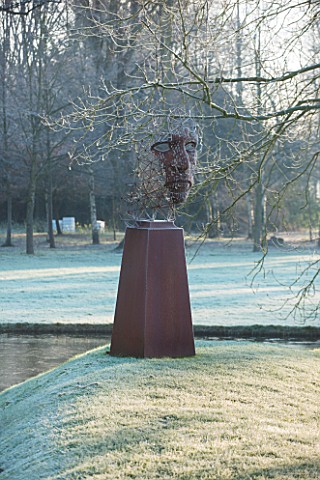 GREAT_FOSTERS_SURREY_FIGURE_HEAD_SCULPTURE_BY_RICK_KIRBY_BESIDE_THE_SAXON_MOAT__WATER_ART_CLASSIC_FO