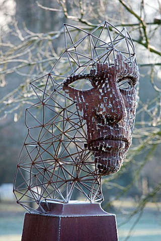 GREAT_FOSTERS_SURREY_FIGURE_HEAD_SCULPTURE_BY_RICK_KIRBY_BESIDE_THE_SAXON_MOAT__ART_CLASSIC_FORMAL_C