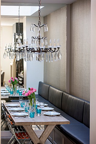 SALLY_STOREY_HOUSE_LONDON_DINING_AREA_WITH_WOODEN_TABLE_DINING_CHAIRS_CHANDELIER_AND_BANQUETTE_SEATI