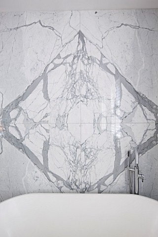 SALLY_STOREY_HOUSE_LONDON_WHITE_AND_GREY_BATHROOM_WITH_BOOKMATCHED_MARBLE_WALL_BATH_AND_TOWEL_RAIL
