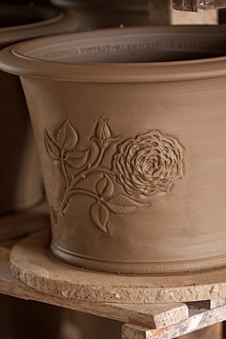 WHICHFORD_POTTERY_WARWICKSHIRE_THE_TUDOR_ROSE_DESIGN_ON_QUEENS_90TH_BIRTHDAY_TERRACOTTA_CONTAINER_IN