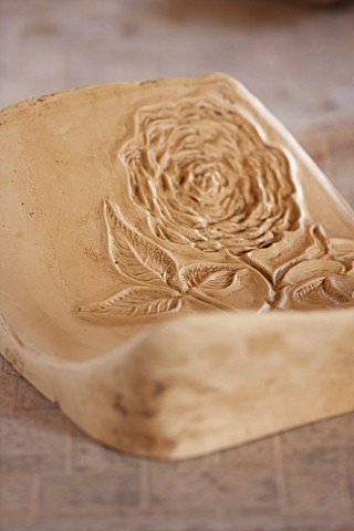 WHICHFORD_POTTERY_WARWICKSHIRE_TUDOR_ROSE_MOULD_FOR_QUEENS_90TH_BIRTHDAY_TERRACOTTA_CONTAINER_IN_WOR