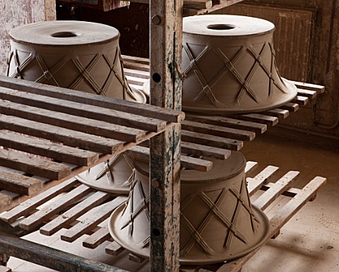 WHICHFORD_POTTERY_WARWICKSHIRE_NEWLY_THROWN_TERRACOTTA_CONTAINERS_DRYING_OUT_IN_THE_WORKSHOP