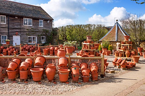 WHICHFORD_POTTERY_WARWICKSHIRE_TERRACOTTA_CONTAINERS_ON_SHOW_IN_THE_SALES_YARD