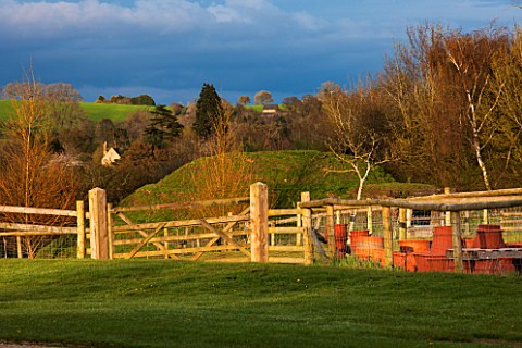WHICHFORD_POTTERY_WARWICKSHIRE_EVENING_LIGHT_ON_VIEWING_MOUND_WITH_COUNTRYSIDE_AROUND