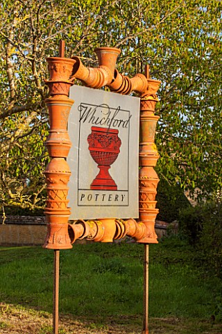 WHICHFORD_POTTERY_WARWICKSHIRE_WHICHFORD_POTTERY_SIGN_BESIDE_THE_ROAD