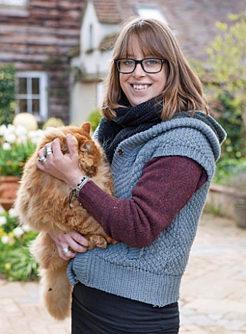 WHICHFORD_POTTERY_WARWICKSHIRE_TIO_KEELING_WITH_CAT_PUSS_OR_RASTA_CAT__LADY_ANIMAL_GIRL__HOLDING_PET
