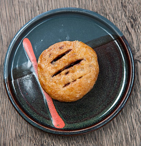 WHICHFORD_POTTERY_WARWICKSHIRE_HOME_MADE_ECCLES_CAKE_SERVED_ON_WHICHFORD_POTTERY_PLATE_IN_THE_CAFE