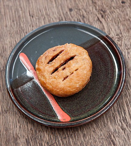 WHICHFORD_POTTERY_WARWICKSHIRE_HOME_MADE_ECCLES_CAKE_SERVED_ON_WHICHFORD_POTTERY_PLATE_IN_THE_CAFE