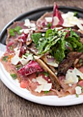 WHICHFORD POTTERY, WARWICKSHIRE: LOCAL BEEF CARPACCIO, ROCKET, OYSTER MUSHROOMS, PARMESAN SHAVINGS, CHERVIL AND TARRAGON SERVED ON WHICHFORD POTTERY PLATE IN THE CAFE
