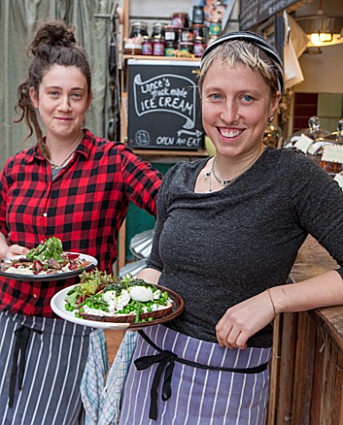 WHICHFORD_POTTERY_WARWICKSHIRE_THE_CAFE__MAIA_KEELING_AND_CHRISTINE_BOTTINE_IN_THE_CAFE_WITH_FRESHLY