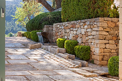 LA_JEG_PROVENCE_FRANCE_STONE_STEPS_DRIVE_PATH_STONE_WALL_RILL_FOUNTAIN_BOX_HEDGING__BUXUS_CLIPPPED_T