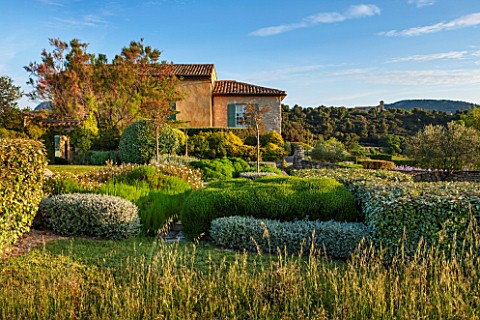 LA_JEG_PROVENCE_FRANCE_DESIGN_ANTHONY_PAUL__THE_HOUSE_WITH_BLUE_SHUTTERS_LAWN_WITH_STONE_PAVING_PATH