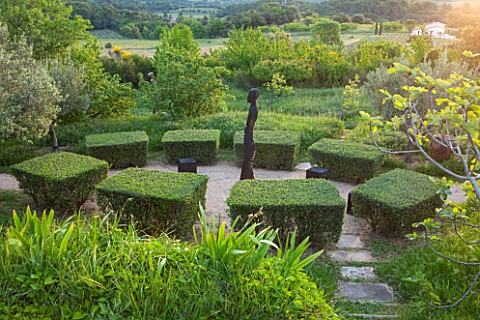 LA_JEG_PROVENCE_FRANCE_DESIGNER_ANTHONY_PAUL___PATH_WITH_CLIPPED_TOPIARY_OLIVE_CUBES_AND_VIEW_TO_HIL