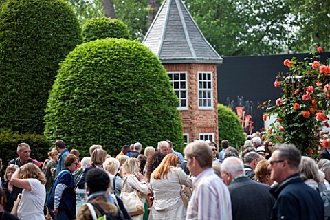 CHELSEA_FLOWER_SHOW_2016_CROWDS_AT_CHELSEA_2016_WITH_GARDEN_BY_DIARMUID_GAVIN_IN_BACKGROUND