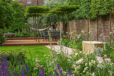 PRIVATE_GARDEN_LONDON_DESIGNED_BY_LUCY_WILLCOX_AND_ANA_SANCHEZ_MARTIN_TOWN_GARDEN_WITH_LAWN_PATHS_ST