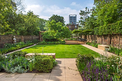PRIVATE_GARDEN_LONDON_DESIGNED_BY_LUCY_WILLCOX_AND_ANA_SANCHEZ_MARTIN_TOWN_GARDEN_WITH_LAWN_PATHS_ST