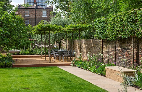 PRIVATE_GARDEN_LONDON_DESIGNED_BY_LUCY_WILLCOX_AND_ANA_SANCHEZ_MARTIN_TOWN_GARDEN_WITH_LAWN_PATHS_WA