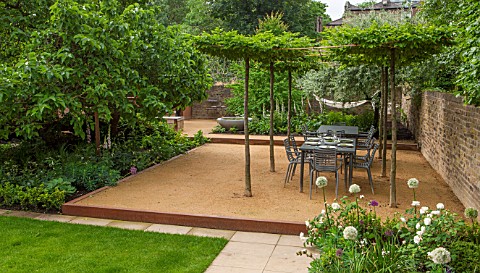 PRIVATE_GARDEN_LONDON_DESIGNED_BY_LUCY_WILLCOX_AND_ANA_SANCHEZ_MARTIN_TOWN_GARDEN__PATIIO_AREA_WITH_