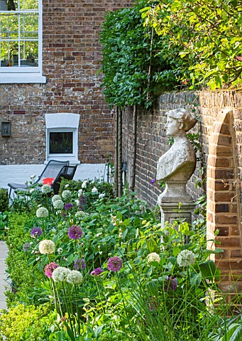 PRIVATE_GARDEN_LONDON_DESIGNED_BY_LUCY_WILLCOX_AND_ANA_SANCHEZ_MARTIN_BORDER_WITH_ALLIUM_MOUNT_EVERE