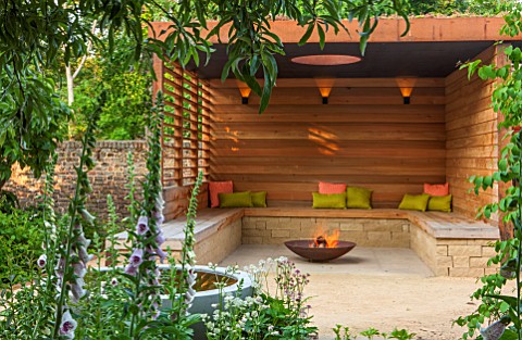 PRIVATE_GARDEN_LONDON_DESIGNED_BY_LUCY_WILLCOX_AND_ANA_SANCHEZ_MARTINFIRE_PIT_PERGOLA_WITH_WOODEN_BE