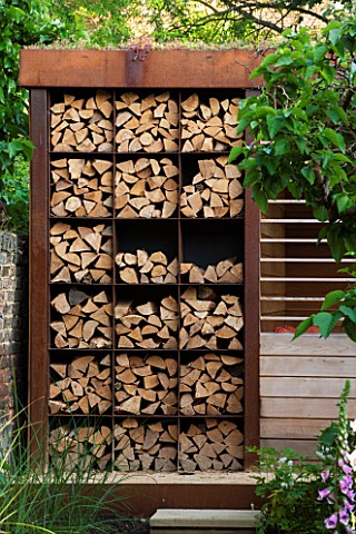 PRIVATE_GARDEN_LONDON_DESIGNED_BY_LUCY_WILLCOX_AND_ANA_SANCHEZ_MARTIN_CORTEN_STEEL_LOG_STORE_LOGS_FI