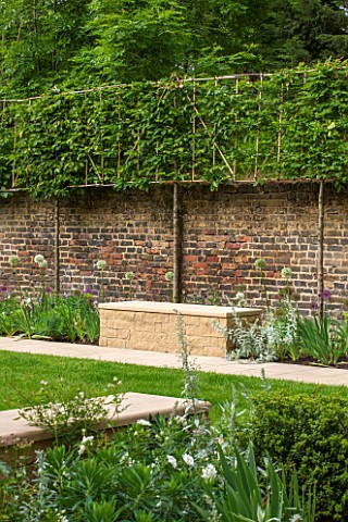 PRIVATE_GARDEN_LONDON_DESIGNED_BY_LUCY_WILLCOX_AND_ANA_SANCHEZ_MARTIN_FORMAL_TOWN_GARDEN_WITH_BRICK_