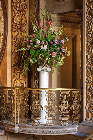 CHATSWORTH_HOUSE_DERBYSHIRE_FLORABUNDANCE__THE_CAREFREE_MANS_LANDING_AT_THE_TOP_OF_THE_GREAT_STAIRCA