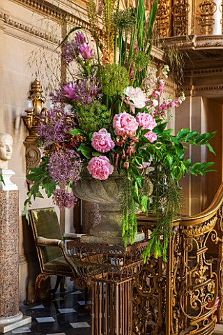 CHATSWORTH_HOUSE_DERBYSHIRE_FLORABUNDANCE__THE_PAINTED_HALL_THE_FOOT_OF_THE_GREAT_STAIRCASE_BEAUTIFU