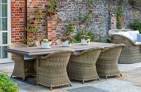 THE_COACH_HOUSE_SURREY_OUTDOOR_PATIO_AND_DINING_AREA_WITH_LARGE_TABLE_AND_WICKER_CHAIRS_SEMPERVIVUMS