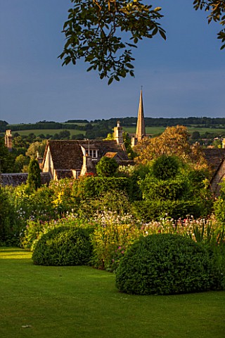GREYHOUNDS_BURFORD_OXFORDSHIRE_EAST_BORDER_WITH_VIEW_TO_HOUSE_BEYOND_COTTAGE_STYLE_BORDER_WITH_SELIN