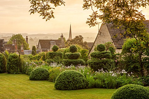 GREYHOUNDS_BURFORD_OXFORDSHIRE_CLASSIC_COUNTRY_GARDEN_WITH_LAWN_BOX_DOMES_AND_YEW_TOPIARY_BORDERS_WI