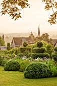 GREYHOUNDS, BURFORD, OXFORDSHIRE: CLASSIC COUNTRY GARDEN WITH LAWN, BOX DOMES AND YEW TOPIARY. BORDERS WITH COTTAGE GARDEN PLANTS. SUMMER