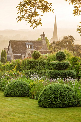 GREYHOUNDS_BURFORD_OXFORDSHIRE_CLASSIC_COUNTRY_GARDEN_WITH_BOX_DOMES_AND_YEW_TOPIARY_DAWN_LIGHT_SUMM