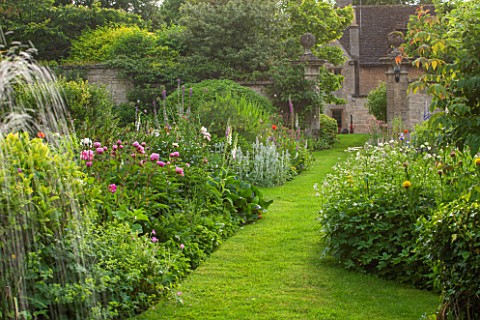 PYTTS_PLACE_BURFORD_DAWN_LIGHT_ON_VISTA_FROM_FOUNTAIN_TO_QUADRUPLE_PERENNIAL_BORDERS_WITH_FOXGLOVES_