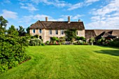 OXLEAZE FARM HOUSE, OXFORDSHIRE: VIEW OF IMACULATE LAWN AND FRONT OF HOUSE, PERIOD HOME, ENGLISH COUNTRY GARDEN, SUMMER.