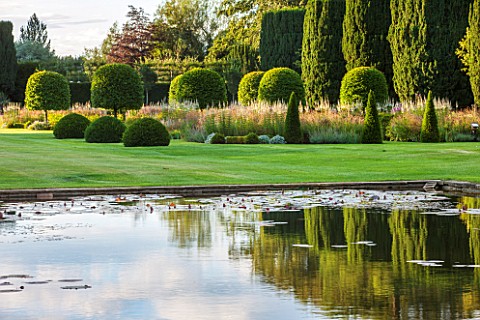 PRIVATE_GARDEN_GLOUCESTERSHIRE__DESIGNER_ANGEL_COLLINS__CANAL_AND_REFLECTION_IN_WATER__SUMMER_REFLEC