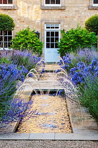 PRIVATE_GARDEN_GLOUCESTERSHIRE__DESIGNER_ANGEL_COLLINS__RILL_CANAL_POOL_POND_WATER_WITH_AGAPANTHUS_B