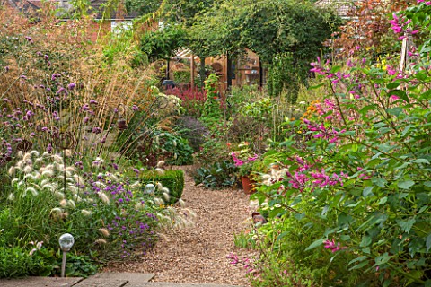 ANNE_GODFREYS_PRIVATE_GARDEN_HERTFORDSHIRE_OWNER_OF_DAISY_ROOTS_NURSERY_GRAVEL_PATH_RUSTY_METAL_ALLI