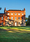 MORTON HALL GARDENS, WORCESTERSHIRE: THE HALL AND LAWN IN SUMMER - COUNTRY, ENGLISH, BLUE SKY